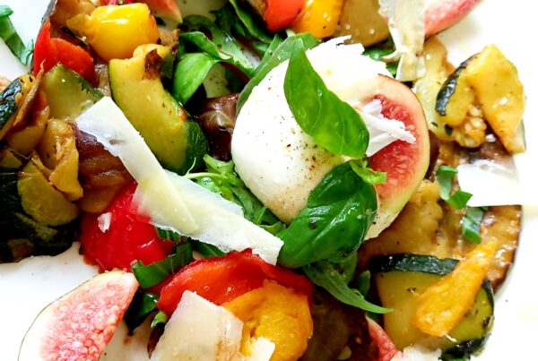 Salade de mozzarella aux légumes grillés, figues et parmesan